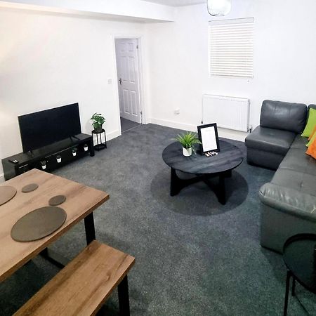 Stylish 2 Bed Apartment With Free Parking, Speed Wifi, Free Parking Colchester Buitenkant foto